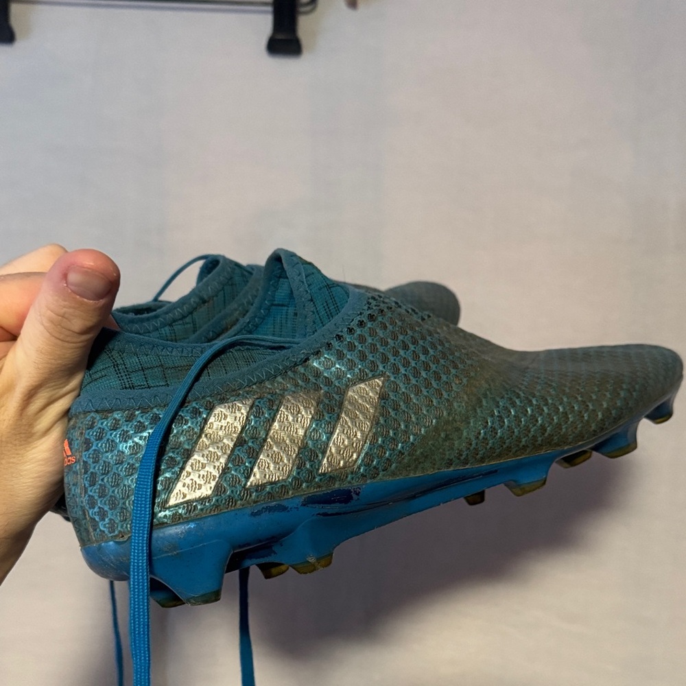 Adidas Messi boots - hidden laces